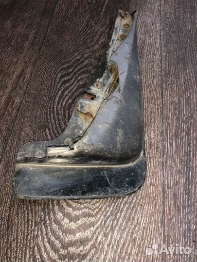 Брызговик передний правый Toyota Crown GS130 1GE