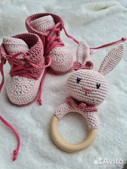 Набор пинетки+погремушка вязаные