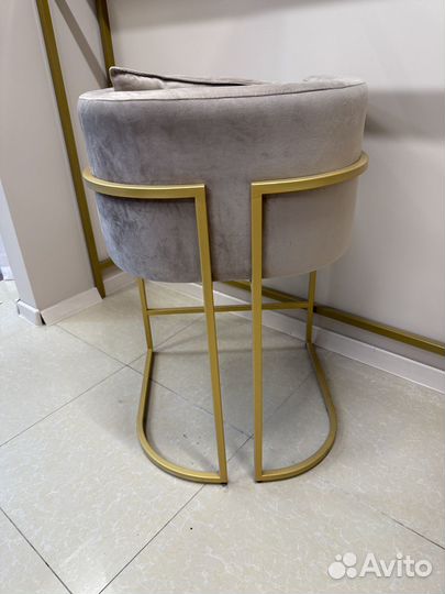 Стул высокий бежевый бархатный