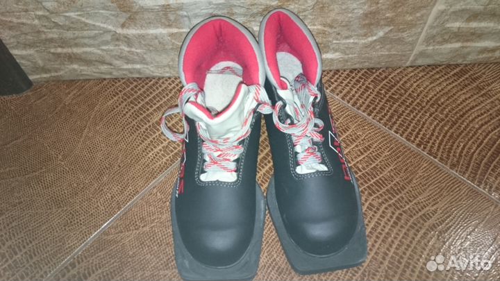 Продам лыжные ботинки размер 35