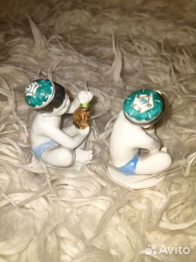 Мальчик узбек с виноградом фарфор