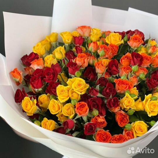 Большой яркий букет из роз
