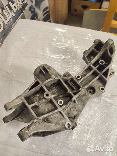 Кронштейн генератора Volkswagen Passat B5