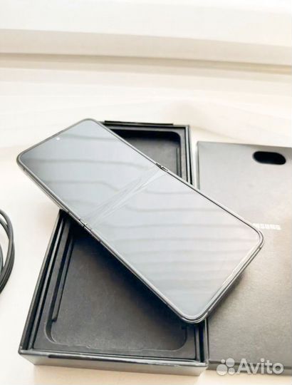 Samsung Galaxy Z Flip5, 8/256 ГБ