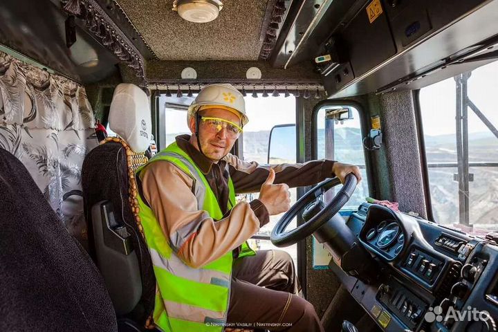 Водитель самосвала камаз