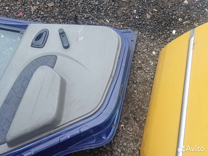 Задняя правая дверь на renault logan 1