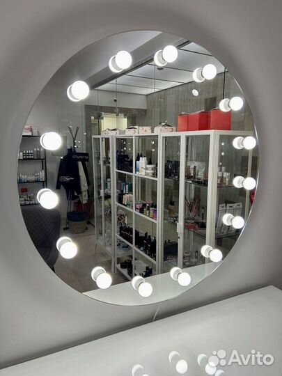 Гримерное зеркало с лампочками