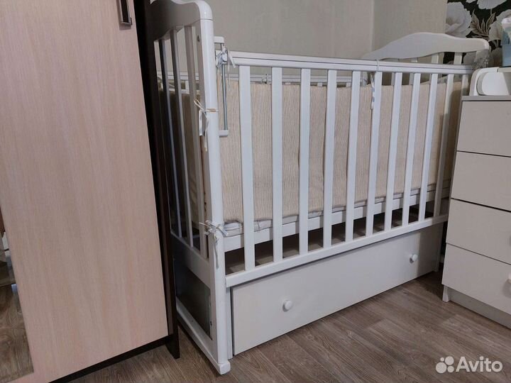 Детская кроватка с маятником