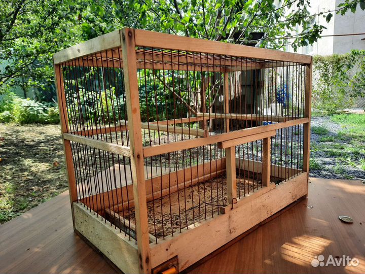 Много клеткок для птиц