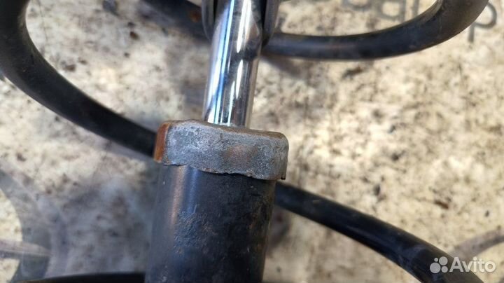 Амортизатор/стойка передняя правая Toyota Kluger V