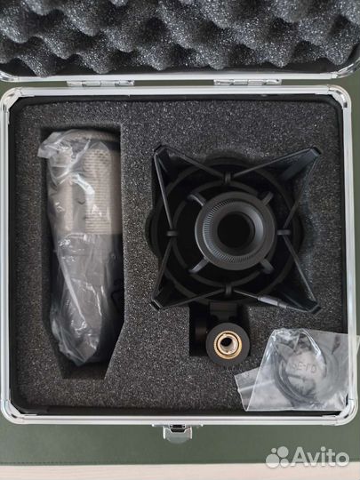 Микрофон студийный AKG P420