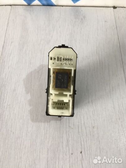 Кнопка стеклоподъемника lexus IS350 3.5 ат седан