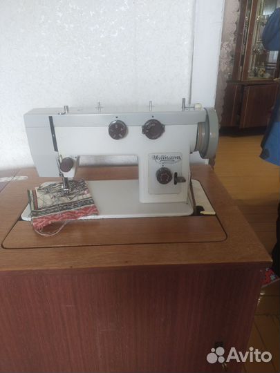 Швейная машина Чайка 143