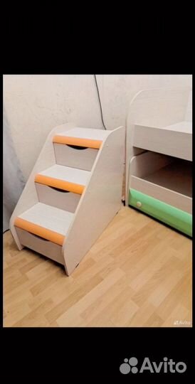 Двухъярусная кровать с лестницей-комодом