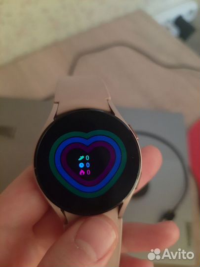 Умные часы Samsung Galaxy Watch4 розовое золото