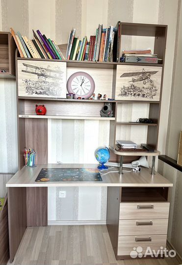 Компьютерный стол со стеллажом в детскую
