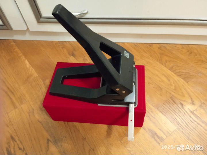 Дырокол SAX 608 большой на 65 листов