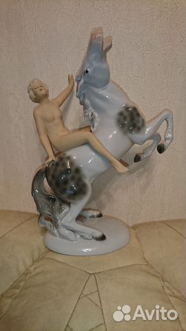 Статуэтка.Девушка на лошади.Фарфор