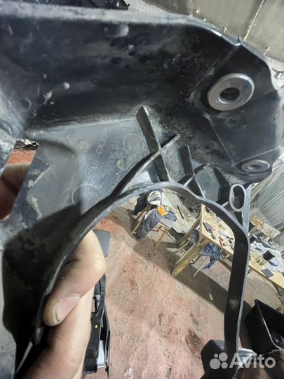 Кроншетйн фары правой volkswagen touareg nf