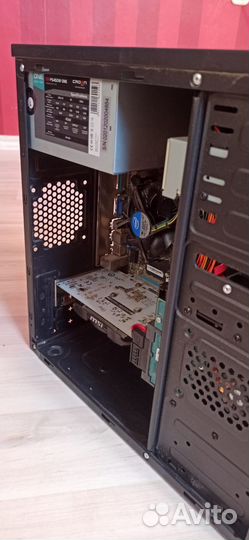 Комьютер с монитором мышкой клавиатурой и колонкой