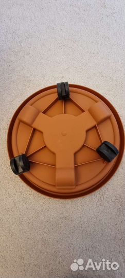 Пластиковый горшок с подставкой на колёсиках