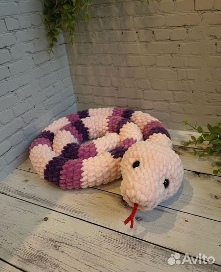 Игрушка вязаная плюшевая змейка