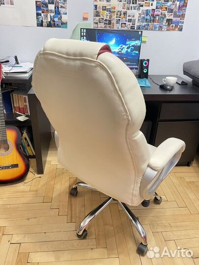 Кресло кожаное белое