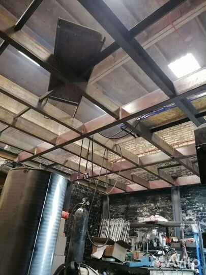 Сварка металлоконструкций. Ворота. Сварщик