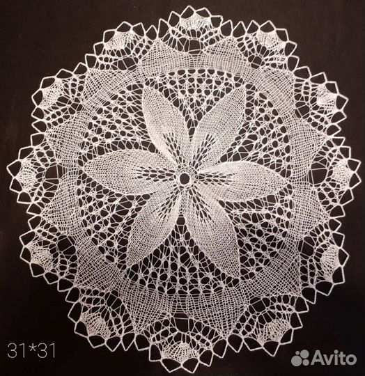 Ажурная вязаная салфетка спицами