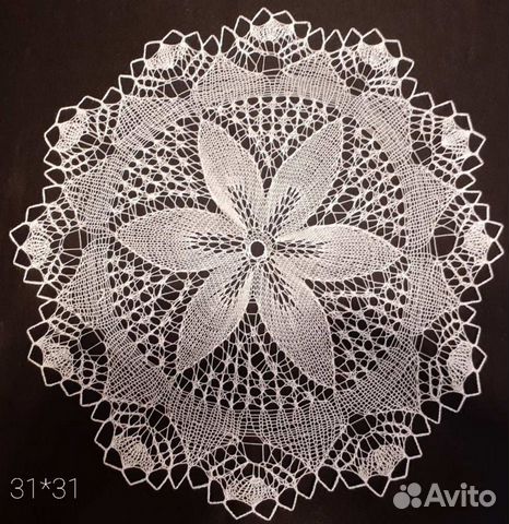 Ажурная вязаная салфетка спицами