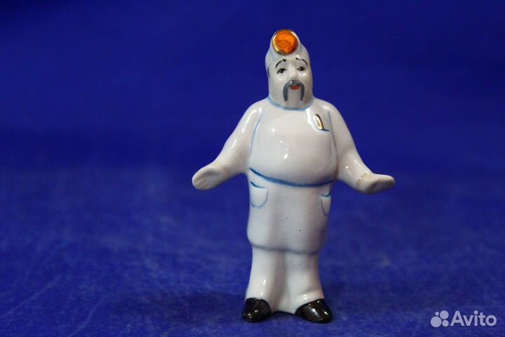 Фарфоровая статуэтка миниатюра Доктор Врач Лекарь