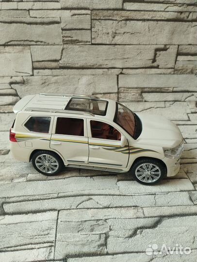 Модель автомобиля Тойота Ленд Крузер 300 металл