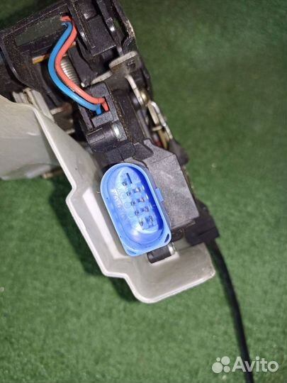 Замок двери передний левый Volkswagen Jetta седан