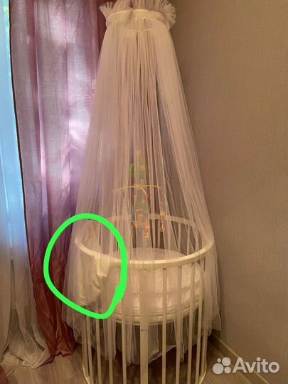 Детская кроватка с маятником