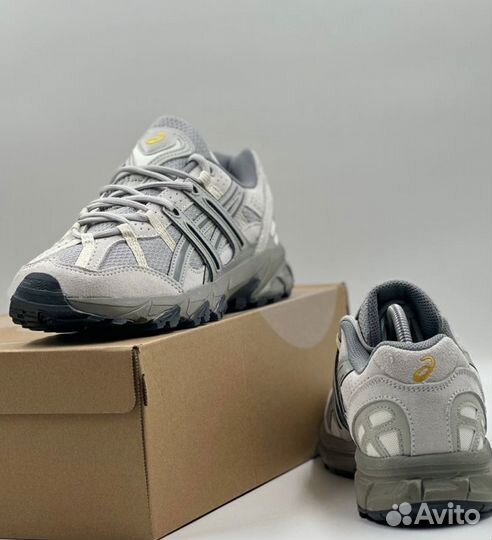 Бежевые кроссовки Asics Sonoma