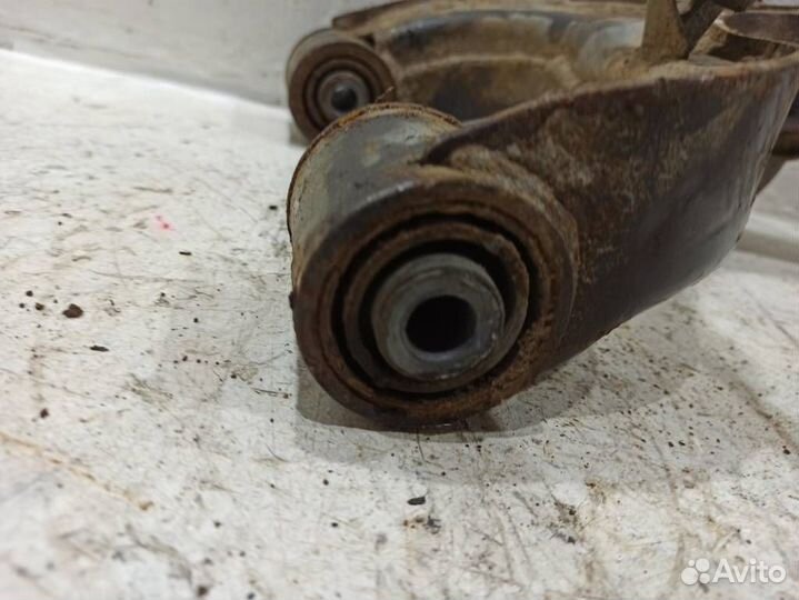 Рычаг задний верхний правый 555011LB0A