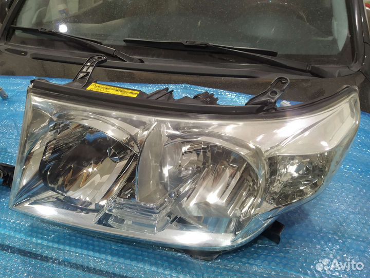 Фары на Toyota Land Cruiser 200