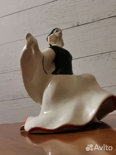 Статуэтка Кармен. Испанский танец с платком