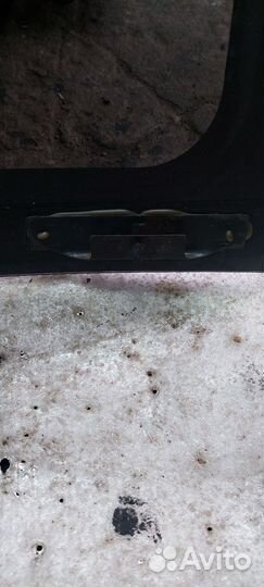 Заднее левое стекло