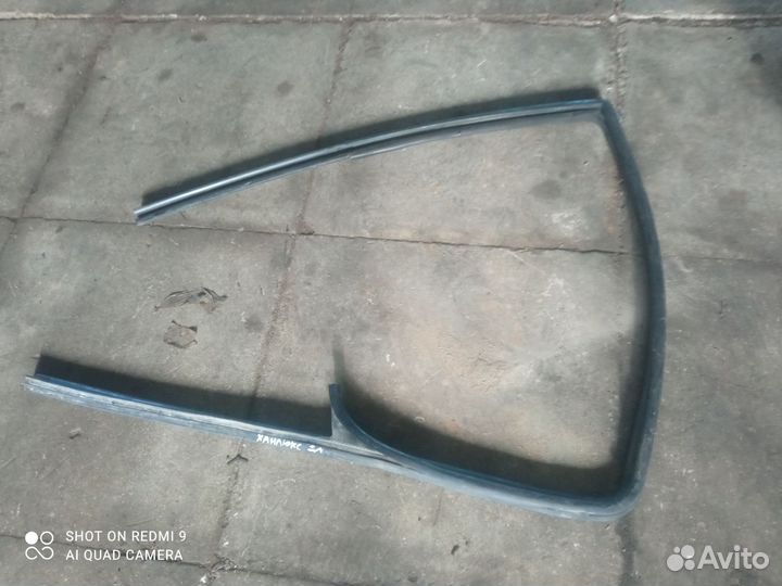 Уплотнитель двери задний левый Toyota Hilux 7 внут