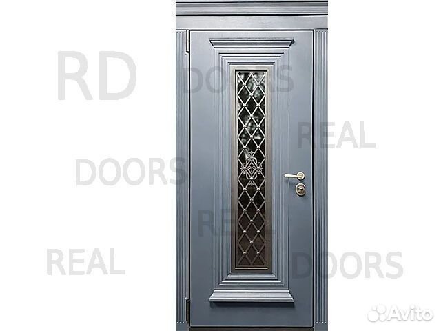 Парадная металлическая входная дверь со стеклом