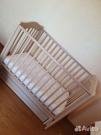 Детская кроватка с универсальным маятником