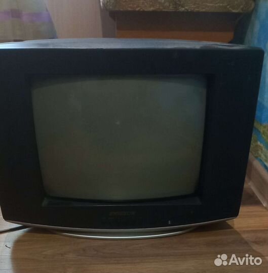 Телевизор с кронштейном