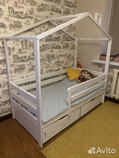 Детская кроватка домик