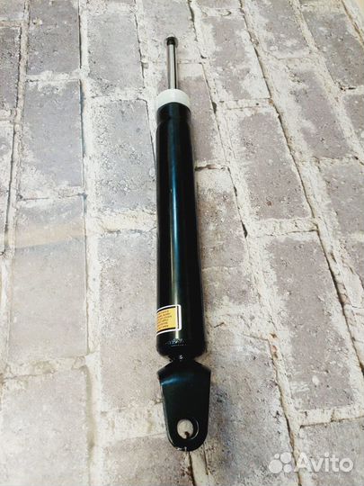 Задний амортизатор jeep гранд чироки 68069676AD