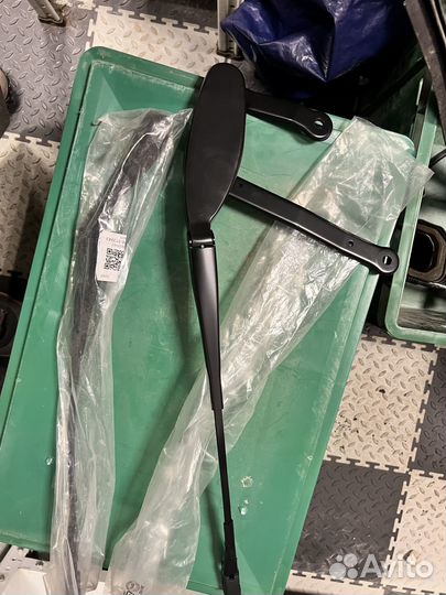 Поводок стеклоочистителя левый Mercedes A213820530