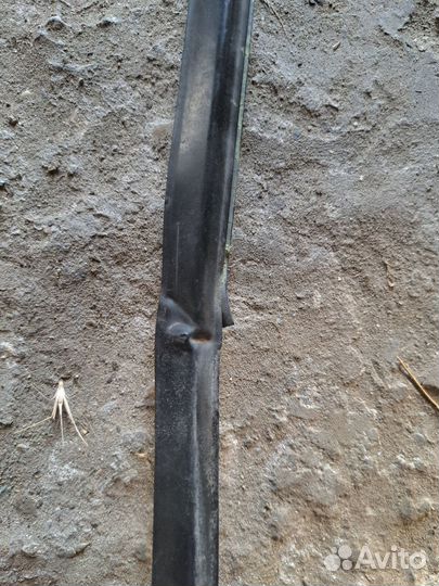 Уплотнитель стекла правый Mitsubishi Mirage