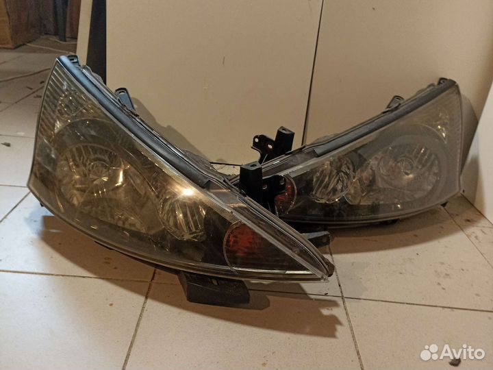 Фара ксенон Mitsubishi Grandis NA4W