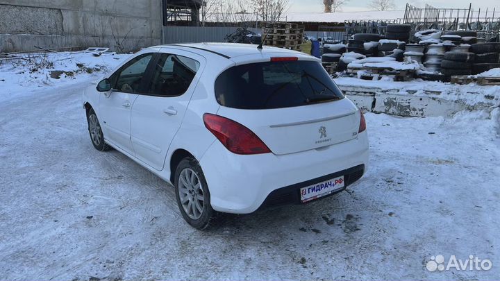 Направляющая стекла двери передняя правая Peugeot