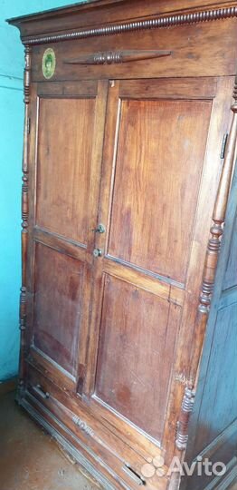 Антикварный платяной шкаф